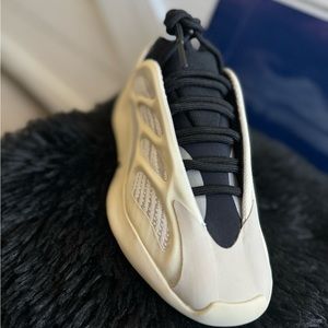 Yeezys 700v3